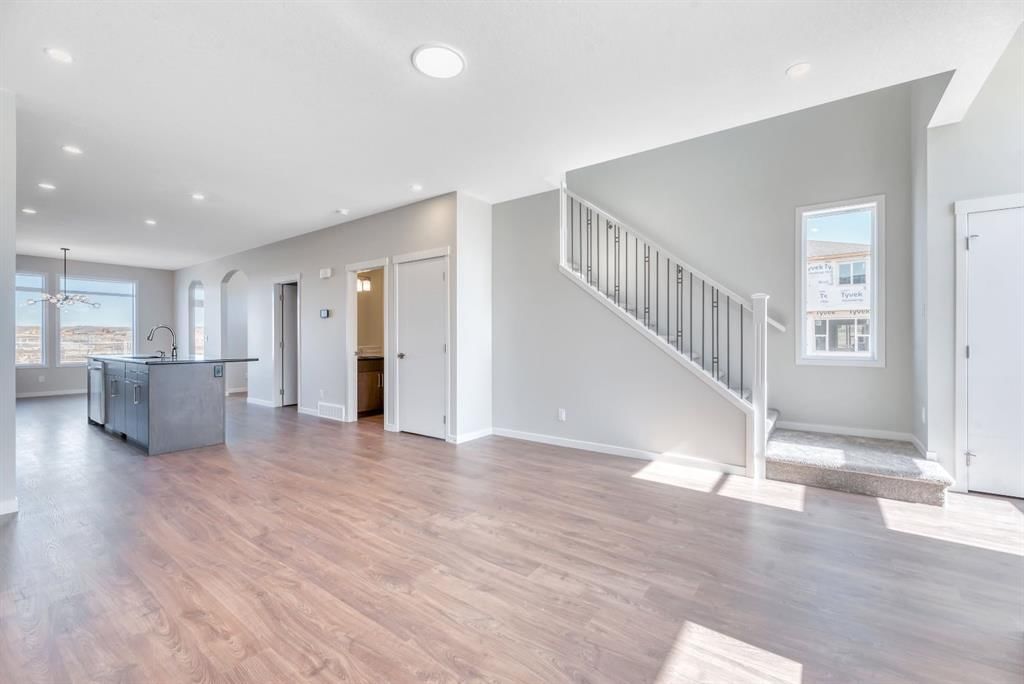 130 Royston Park NW, Calgary — photo 4 of 42