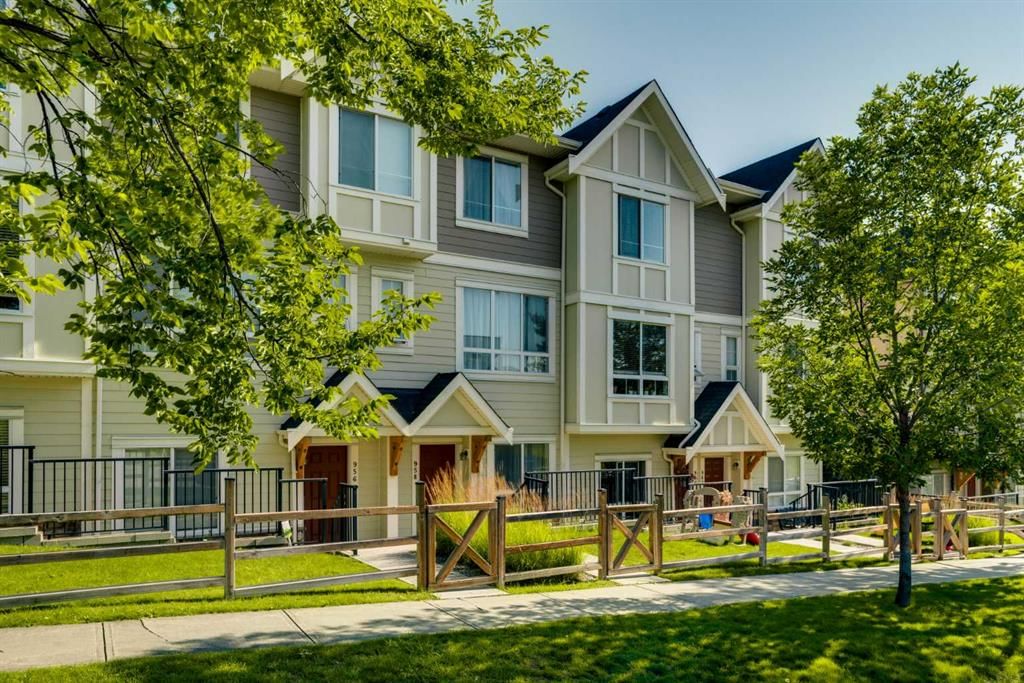 958 Sherwood Boulevard NW, Calgary — main listing photo
