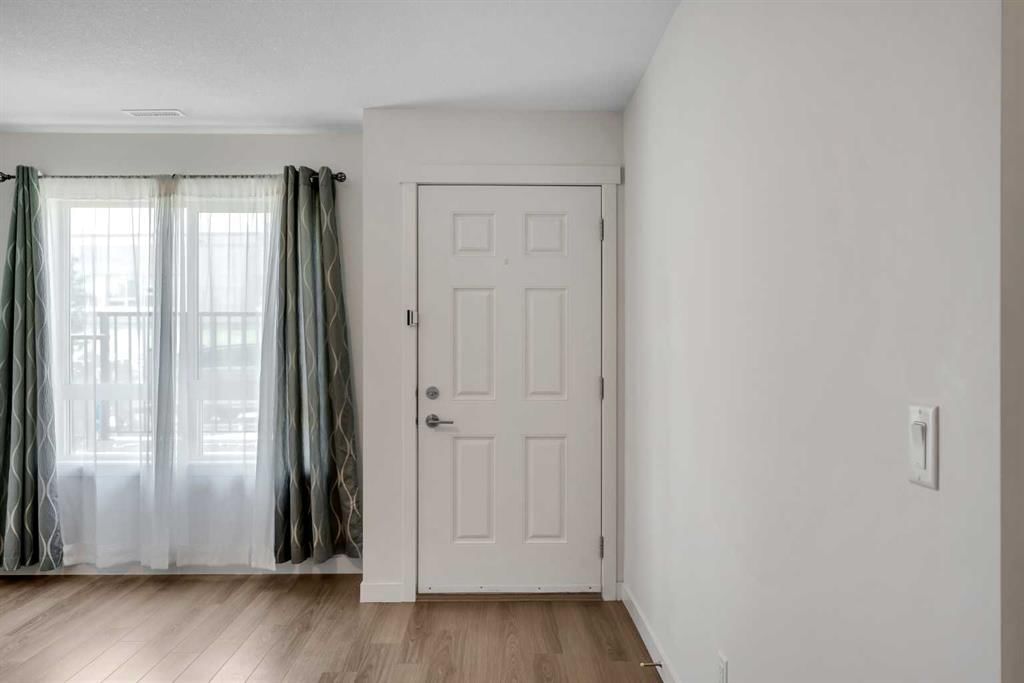 958 Sherwood Boulevard NW, Calgary — photo 3 of 28