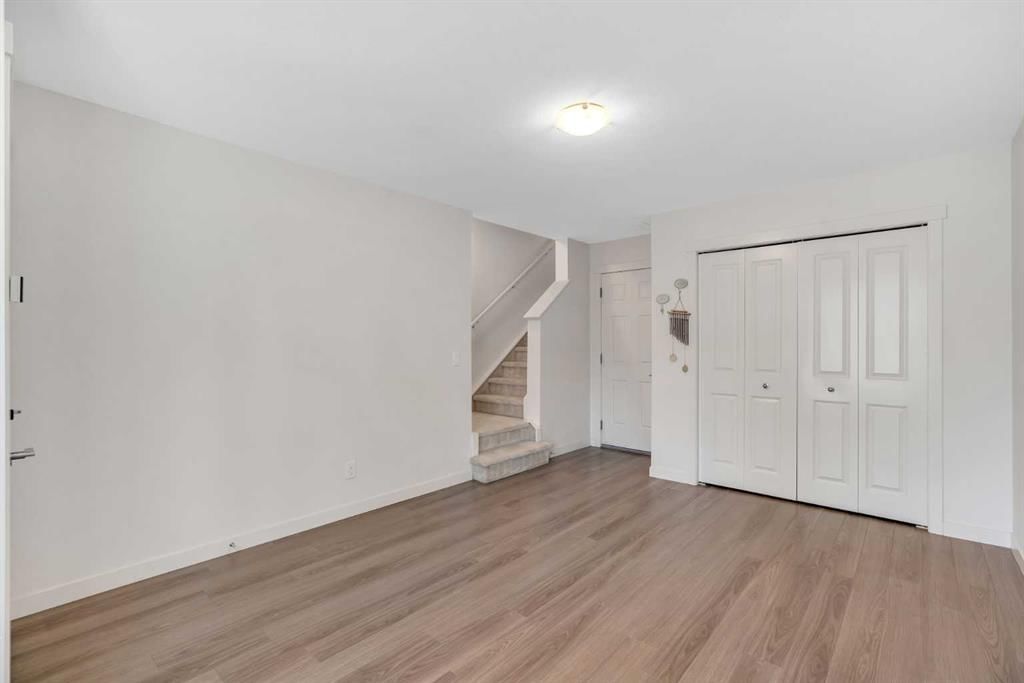 958 Sherwood Boulevard NW, Calgary — photo 4 of 28