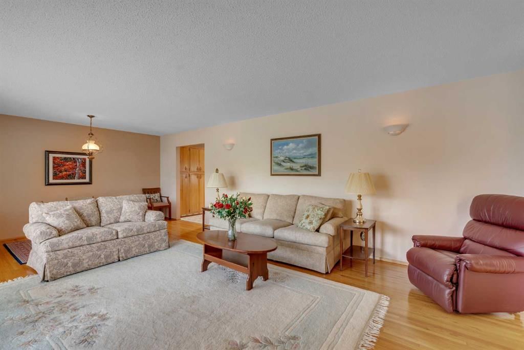 10823 Maplecreek Drive SE, Calgary — photo 3 of 39