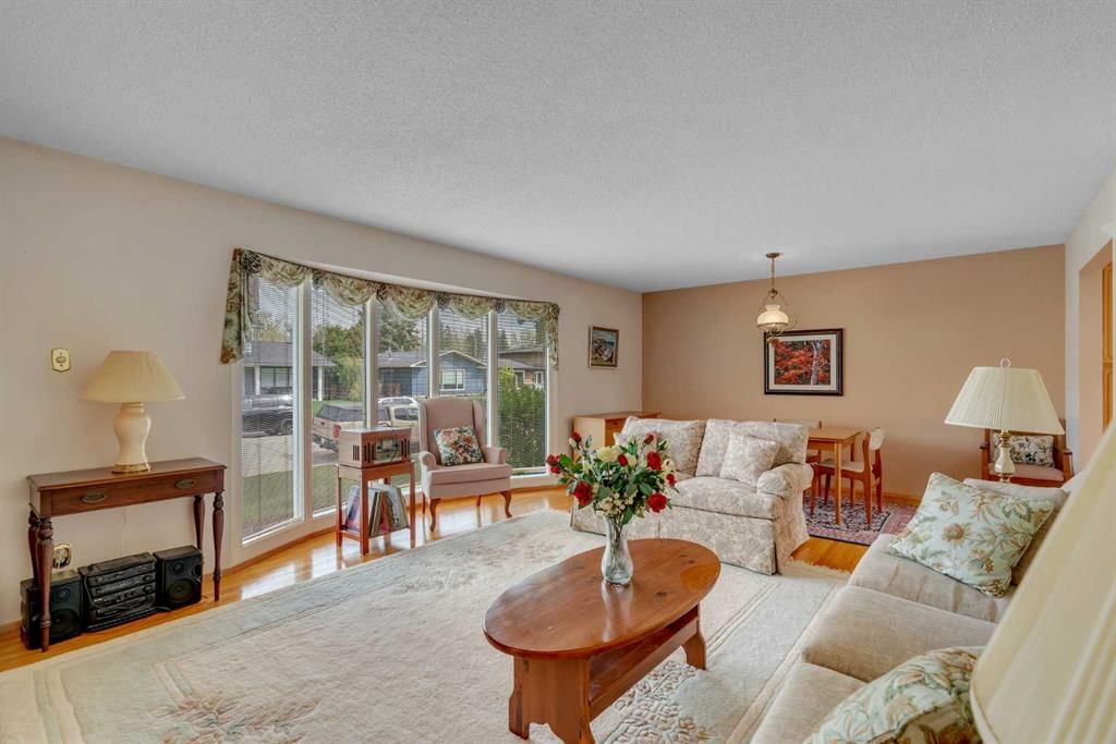 10823 Maplecreek Drive SE, Calgary — photo 5 of 39