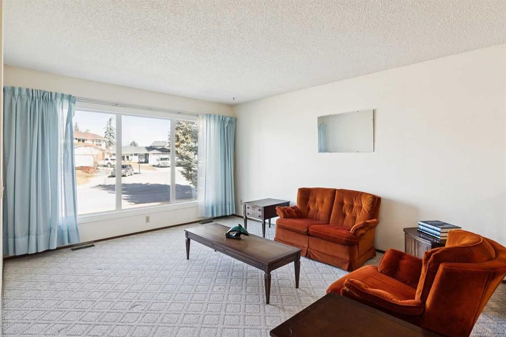 2627 126 Avenue SW, Calgary — photo 2 of 43