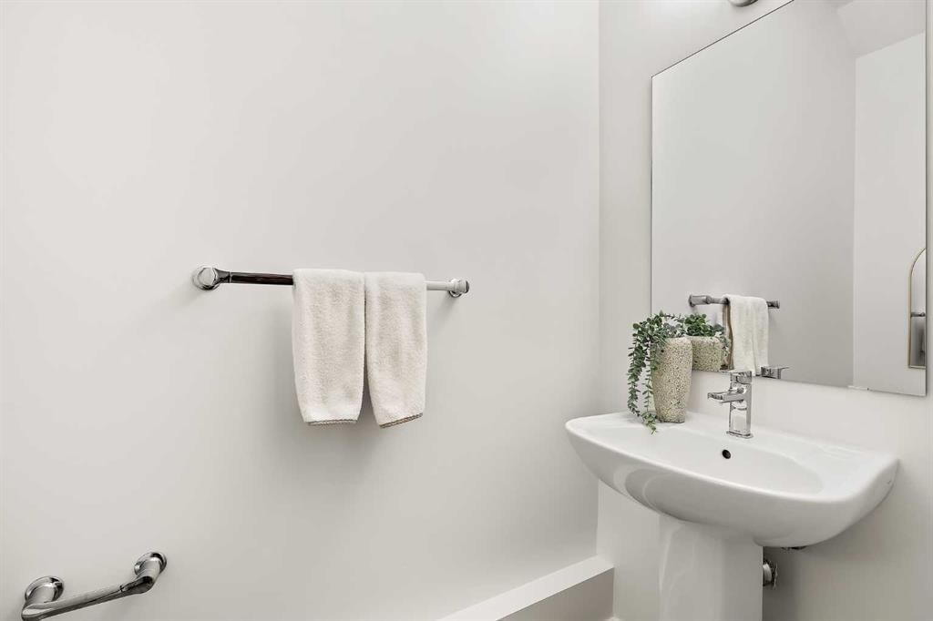 717 Sovereign Common SW, Calgary — photo 5 of 41