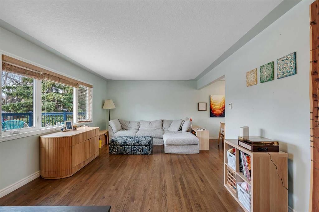 3116 Brentwood Boulevard NW, Calgary — photo 4 of 30