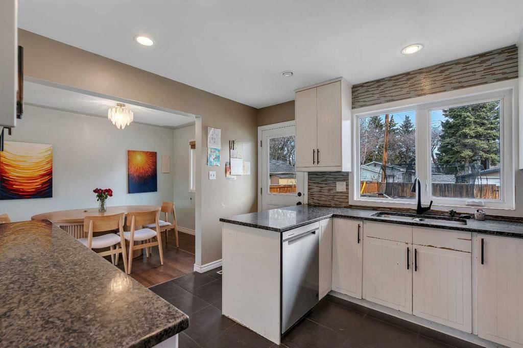 3116 Brentwood Boulevard NW, Calgary — photo 5 of 30