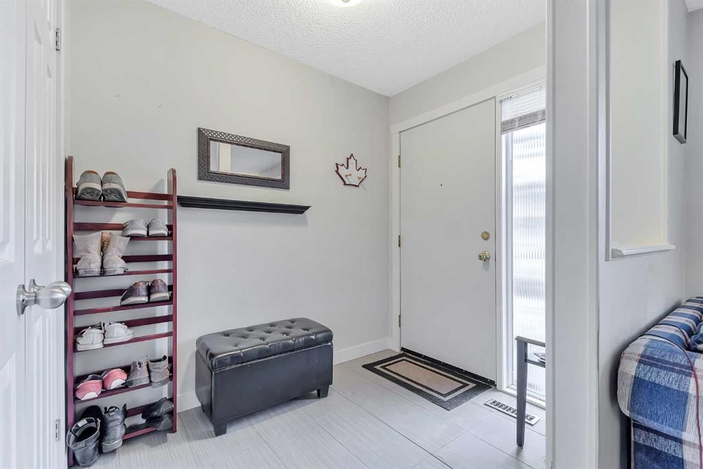 112, 2300 Oakmoor Drive SW, Calgary — photo 3 of 20