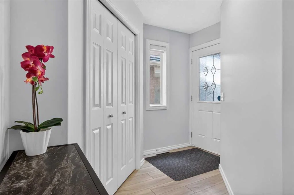216 Royal Crest View NW, Calgary — photo 2 of 36