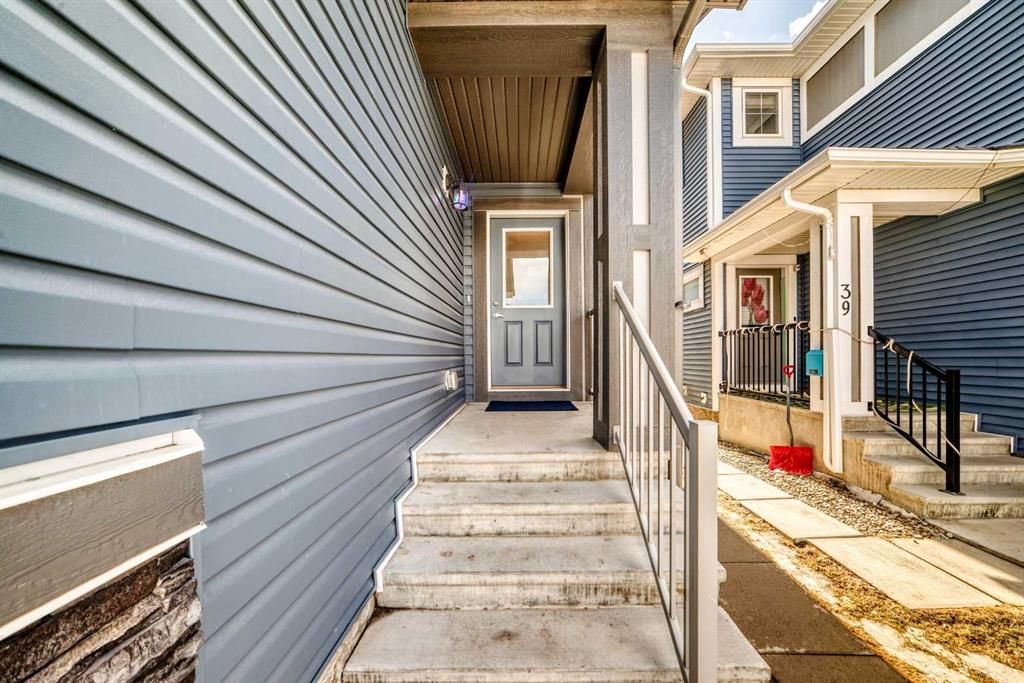 35 Lucas Terrace NW, Calgary — photo 2 of 47