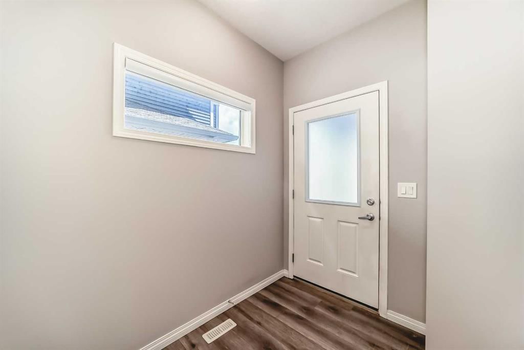 35 Lucas Terrace NW, Calgary — photo 3 of 47