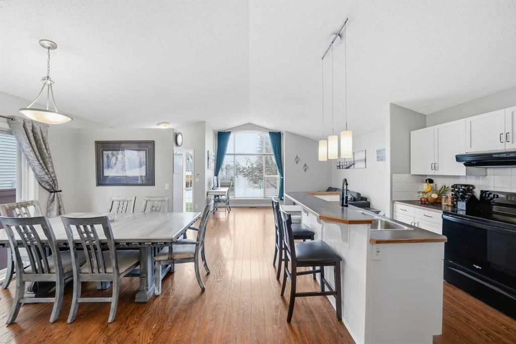 15 Cranberry Square SE, Calgary — photo 2 of 41