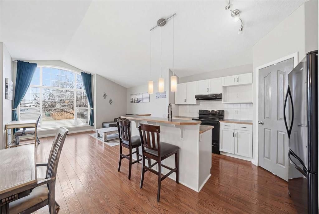 15 Cranberry Square SE, Calgary — photo 3 of 41
