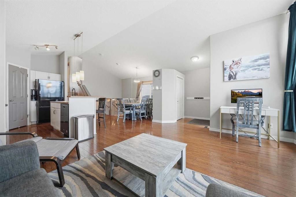 15 Cranberry Square SE, Calgary — photo 4 of 41