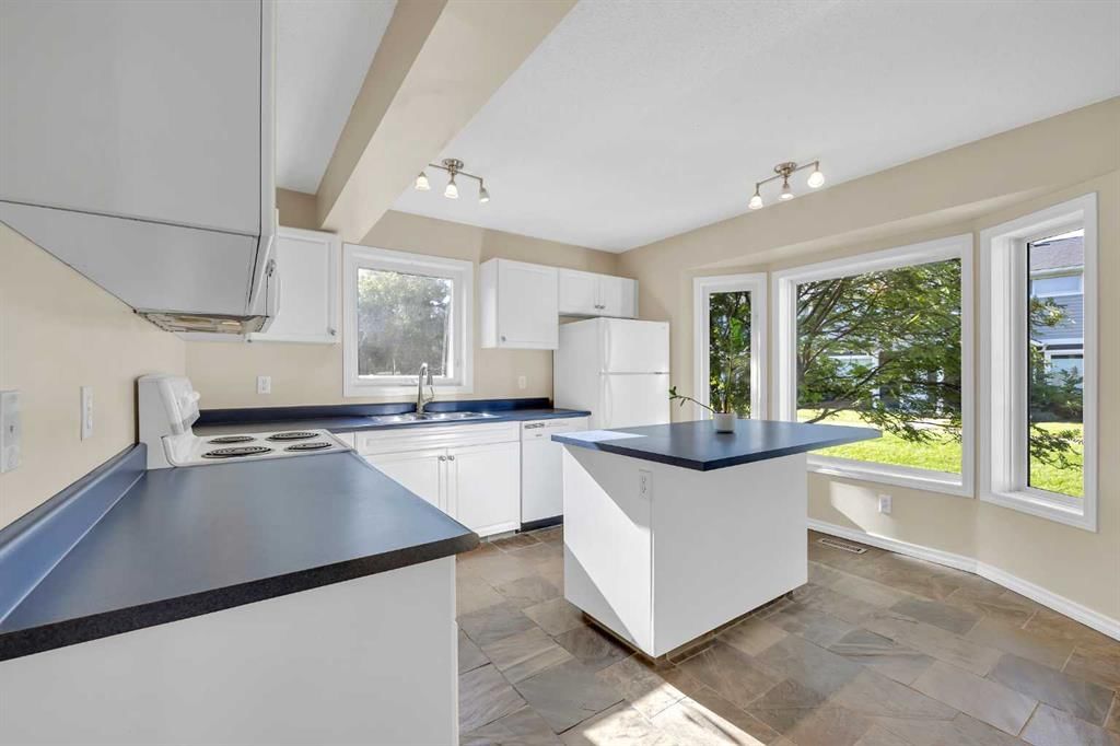 362 Regal Park NE, Calgary — photo 3 of 39