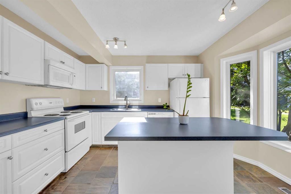 362 Regal Park NE, Calgary — photo 4 of 39