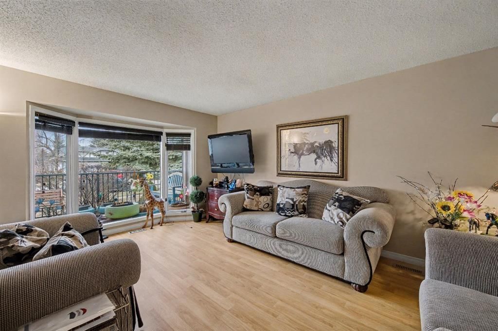 983 Woodbine Boulevard SW, Calgary — photo 4 of 44