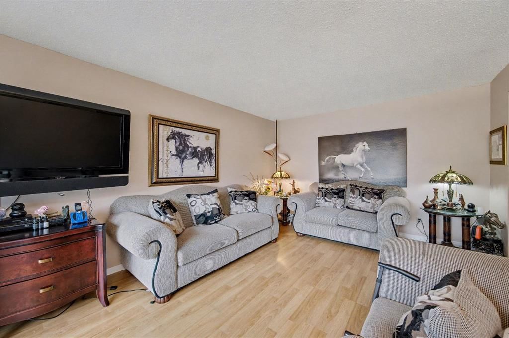 983 Woodbine Boulevard SW, Calgary — photo 5 of 44