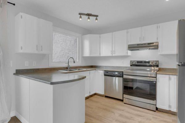 220 Cedarbrook Bay SW, Calgary — photo 5 of 35
