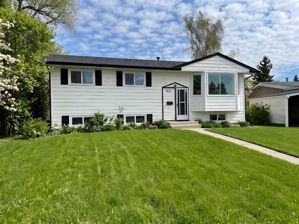 1424 109 Avenue SW, Calgary — main listing photo