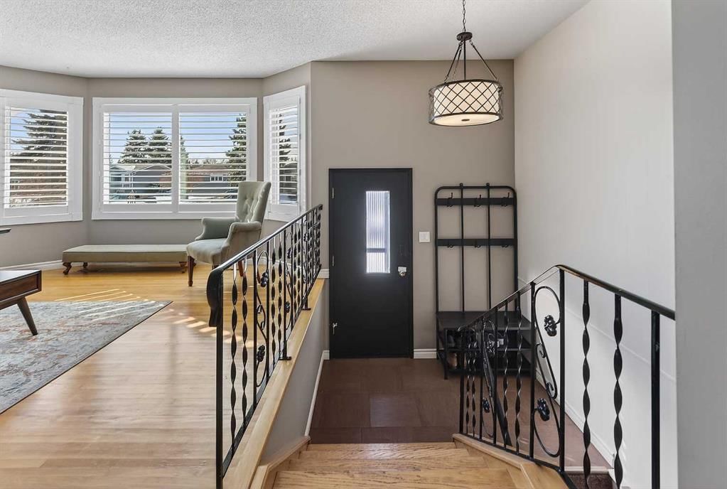1424 109 Avenue SW, Calgary — photo 2 of 39