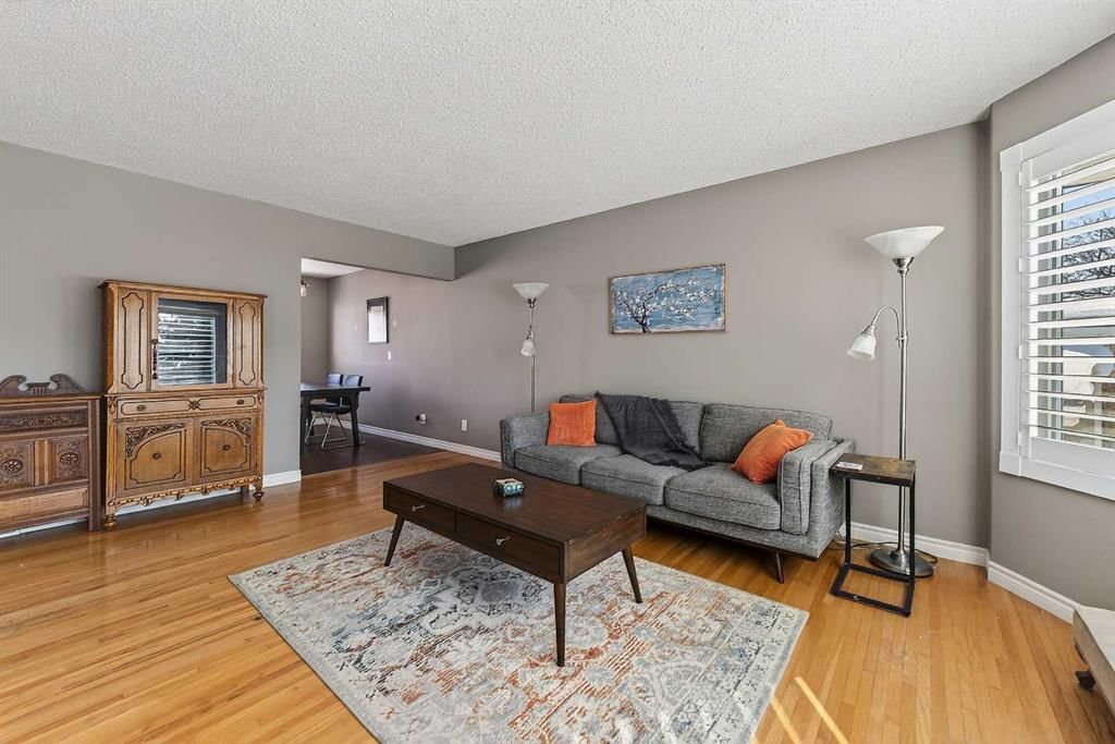 1424 109 Avenue SW, Calgary — photo 4 of 39