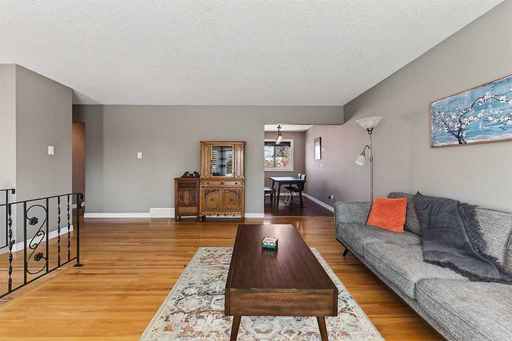 1424 109 Avenue SW, Calgary — photo 5 of 39