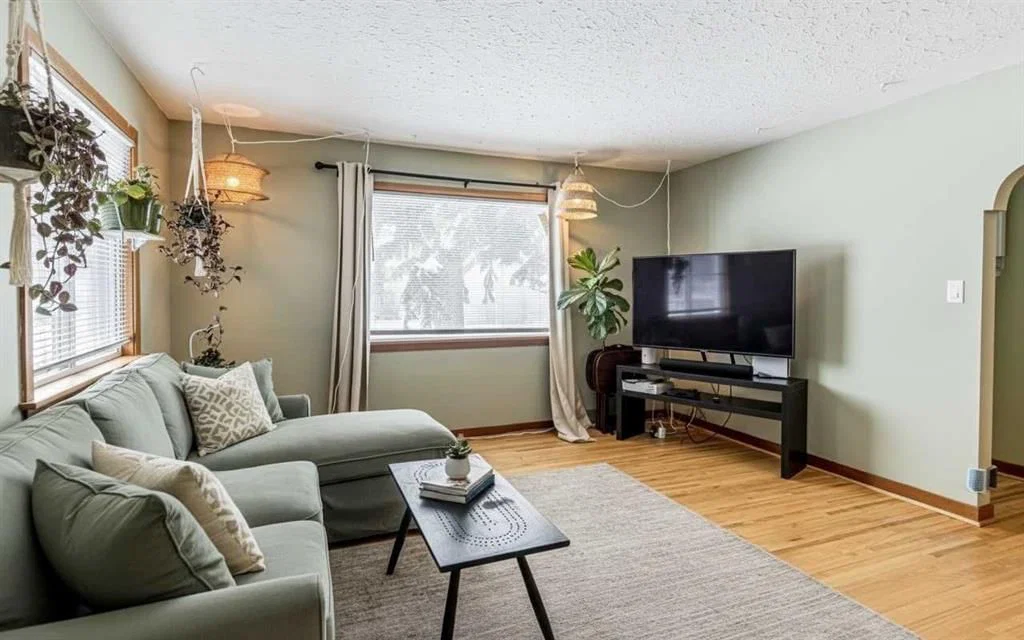 3423 1 Street NE, Calgary — photo 3 of 15