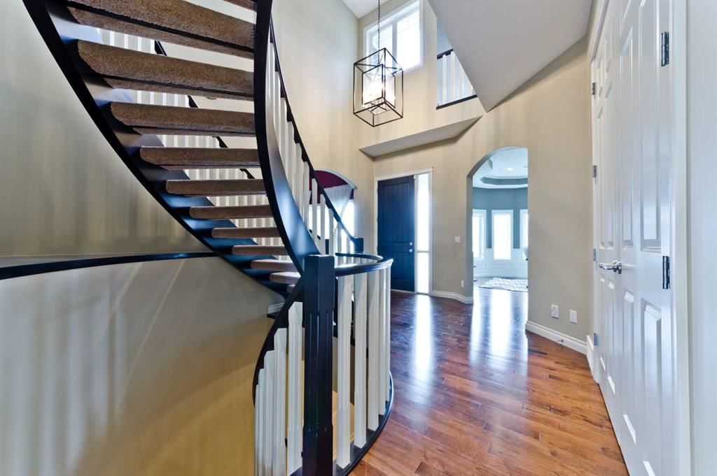 60 ELMONT Rise SW, Calgary — photo 4 of 34