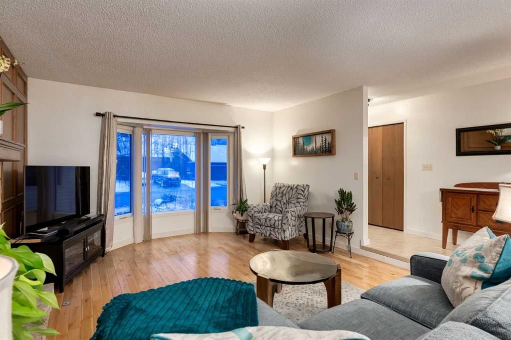 8 DEERWOOD Road SE, Calgary — photo 4 of 41