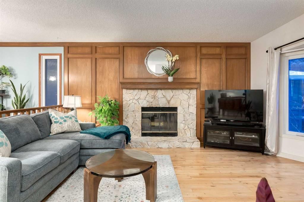 8 DEERWOOD Road SE, Calgary — photo 5 of 41