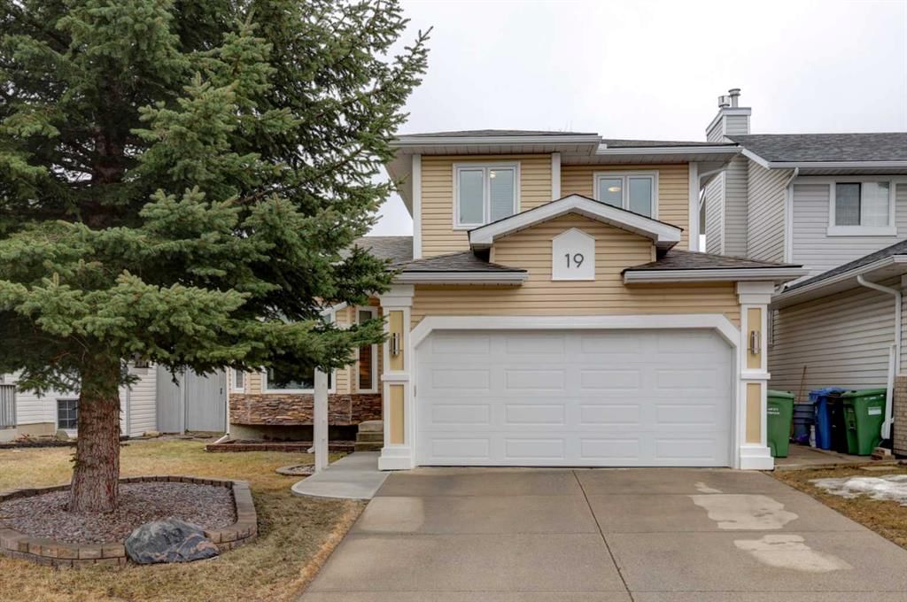 19 Riverstone Crescent SE, Calgary — photo 2 of 35
