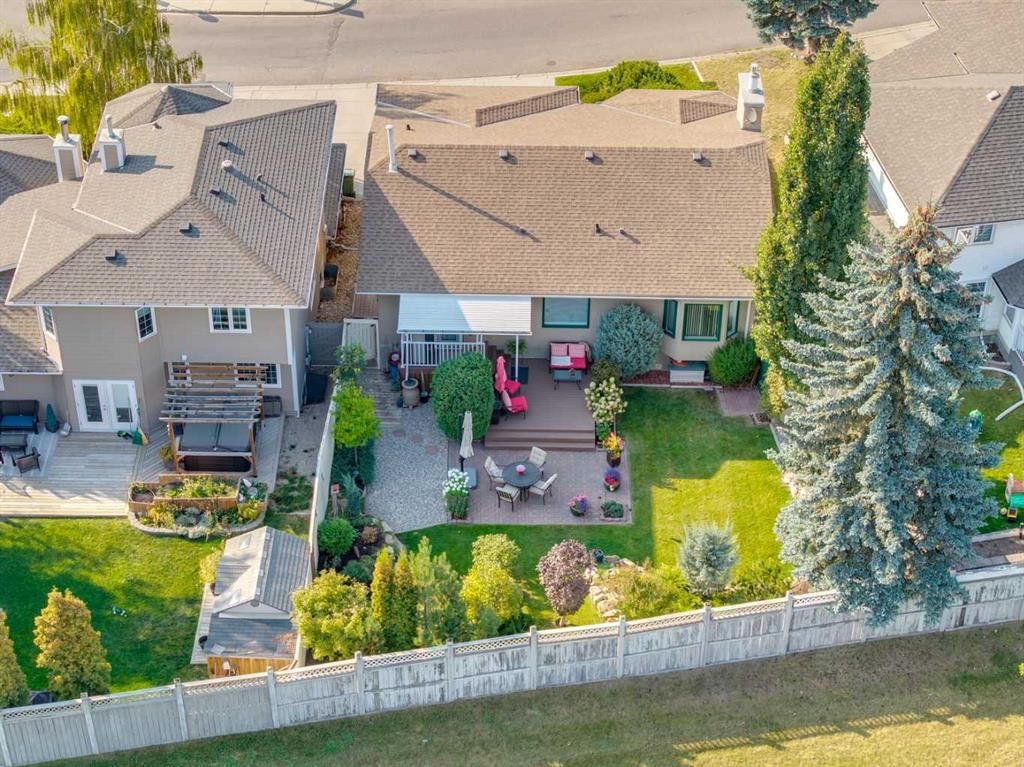 8 Douglas Woods View SE, Calgary — main listing photo