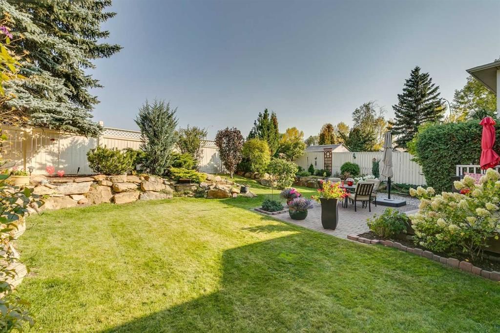 8 Douglas Woods View SE, Calgary — photo 2 of 48