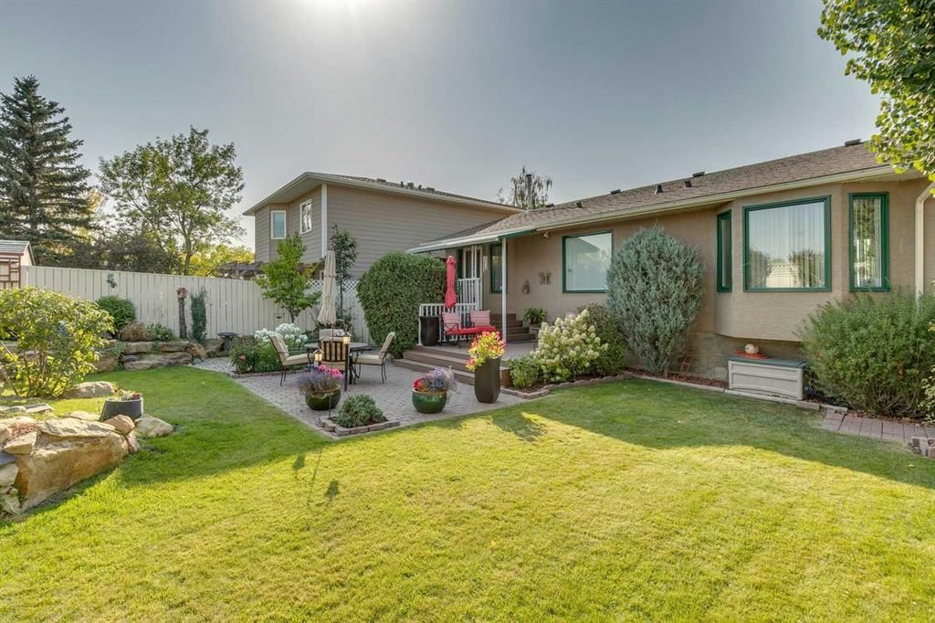 8 Douglas Woods View SE, Calgary — photo 5 of 48
