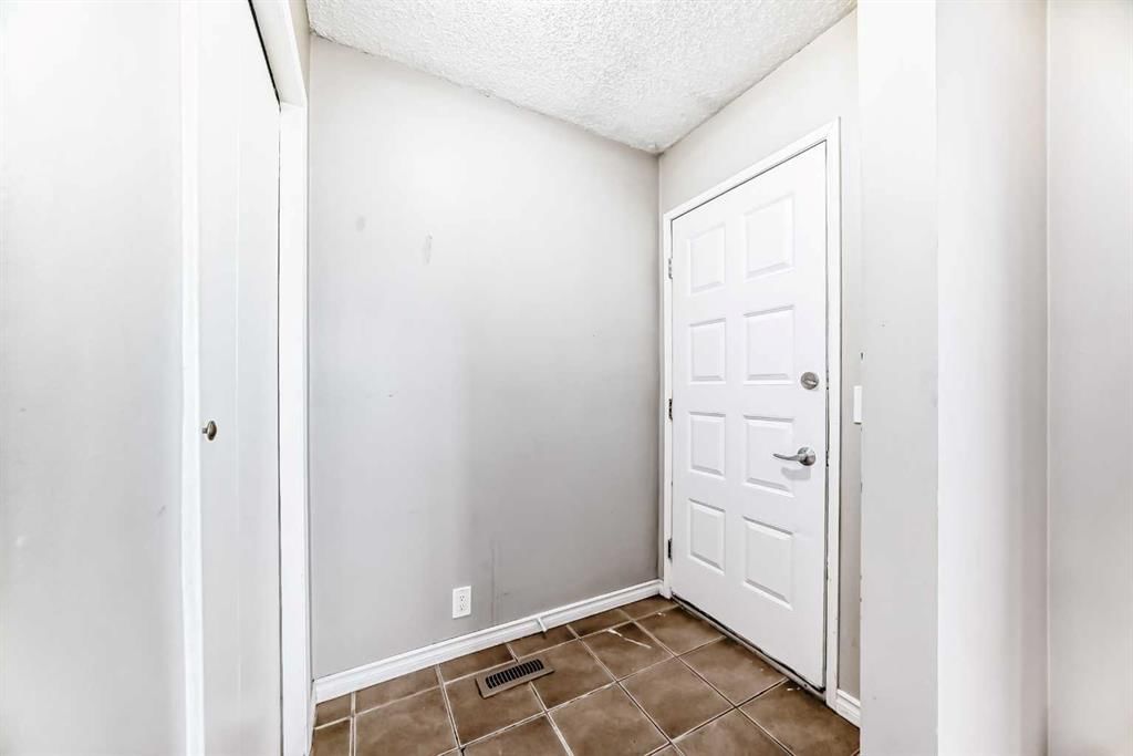 47 Templemont Drive NE, Calgary — photo 5 of 46