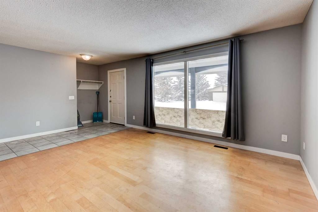 1071 Maitland Drive NE, Calgary — photo 3 of 36
