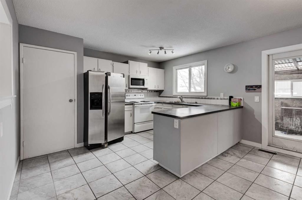 1071 Maitland Drive NE, Calgary — photo 5 of 36