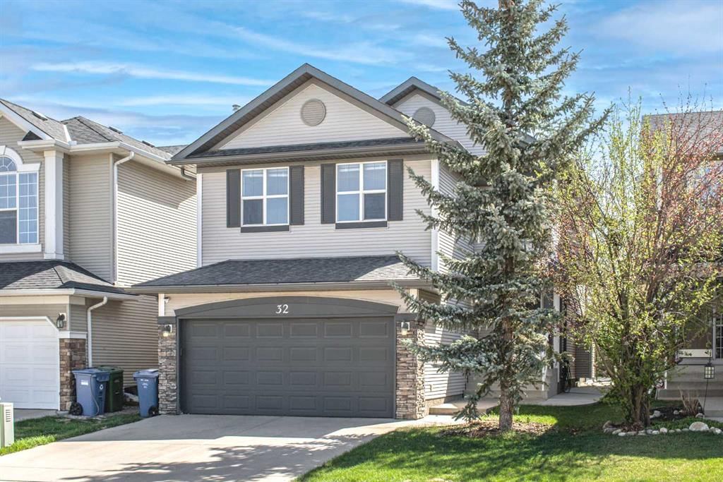 32 Cougarstone Square SW, Calgary — photo 4 of 35