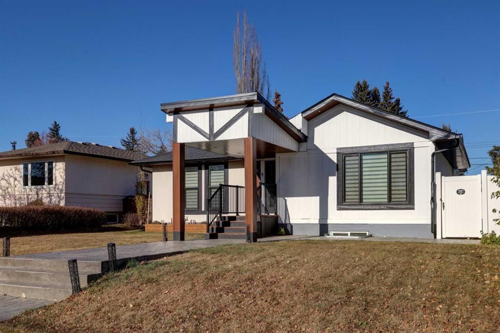 4620 30 Avenue SW, Calgary — photo 2 of 33