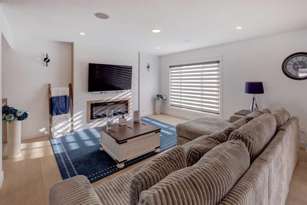 4620 30 Avenue SW, Calgary — photo 4 of 33