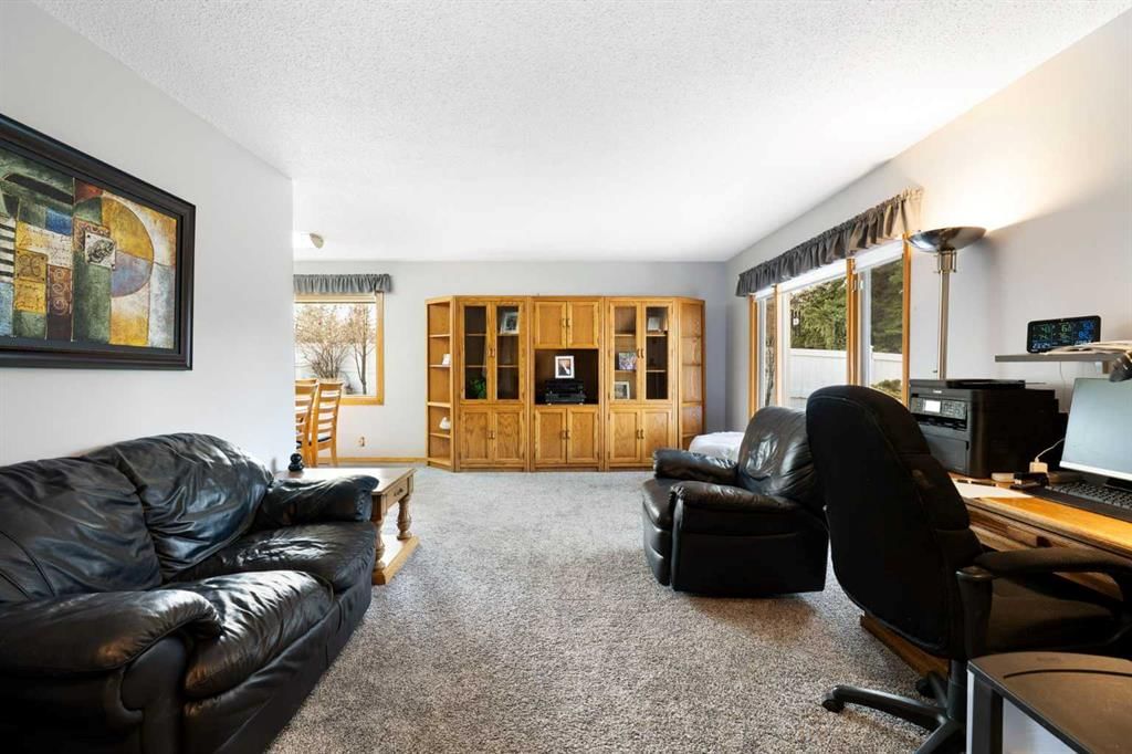 12 Thornwood Place NW, Calgary — photo 3 of 37