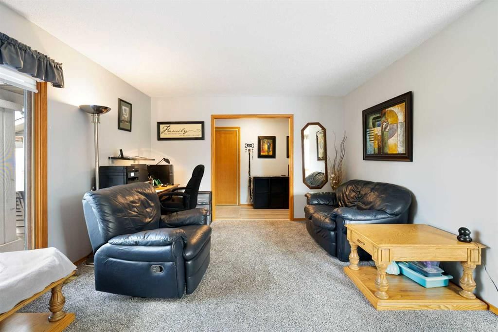 12 Thornwood Place NW, Calgary — photo 4 of 37