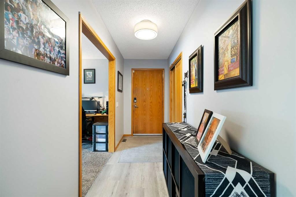 12 Thornwood Place NW, Calgary — photo 5 of 37