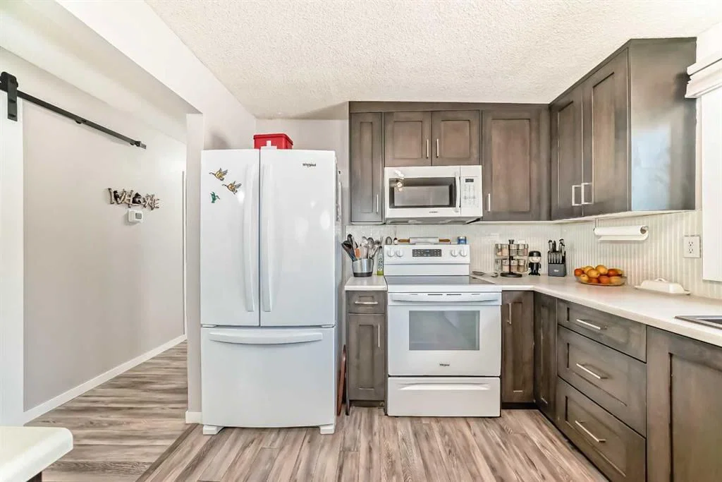 524 23 Avenue NE, Calgary — photo 4 of 30