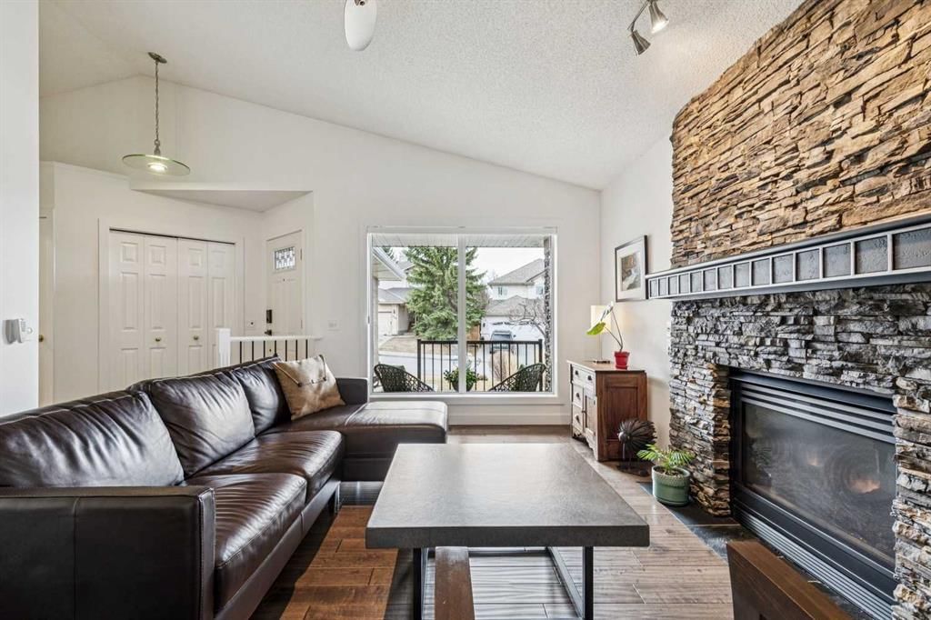 127 Mt Assiniboine Circle SE, Calgary — photo 5 of 38