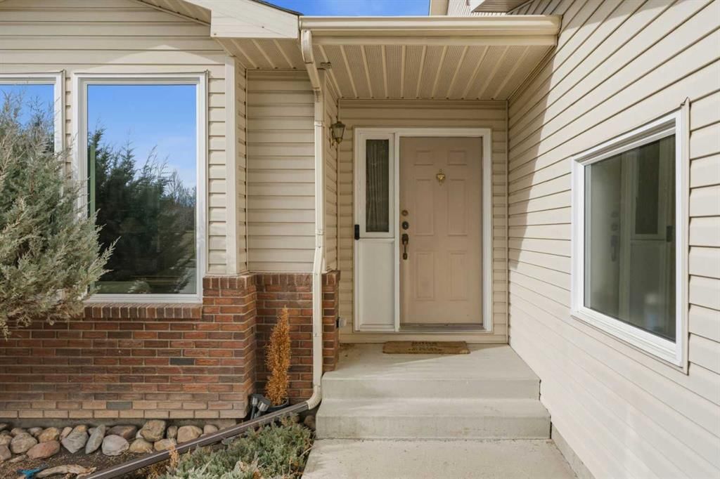 427 Woodbine Boulevard SW, Calgary — photo 4 of 46