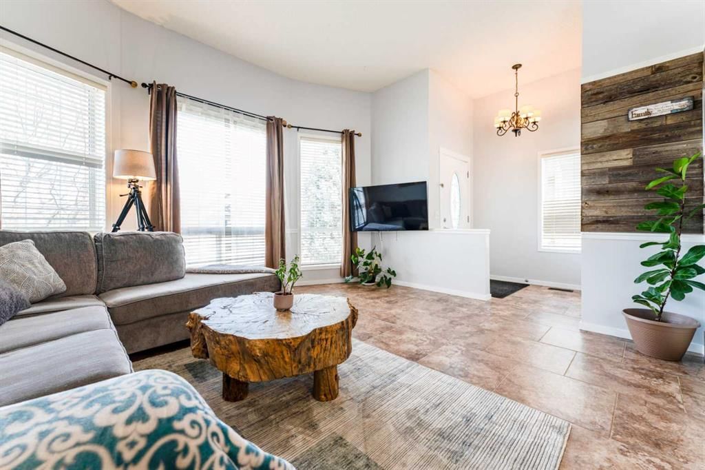 472 Country Hills Drive NW, Calgary — photo 3 of 44