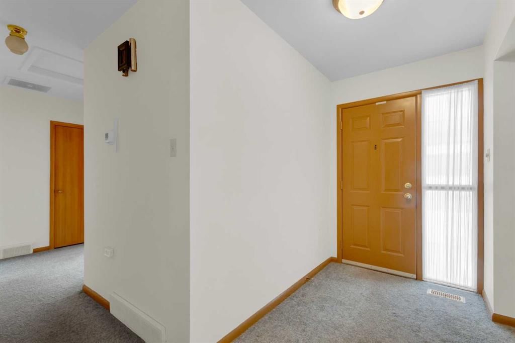 31 Gateway Drive SW, Calgary — photo 4 of 32