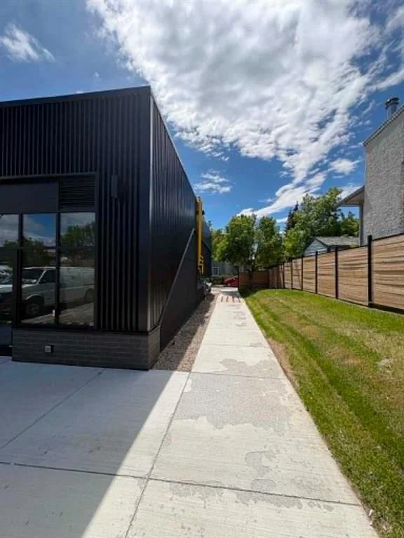 6815 26 Avenue NE, Calgary — photo 4 of 13