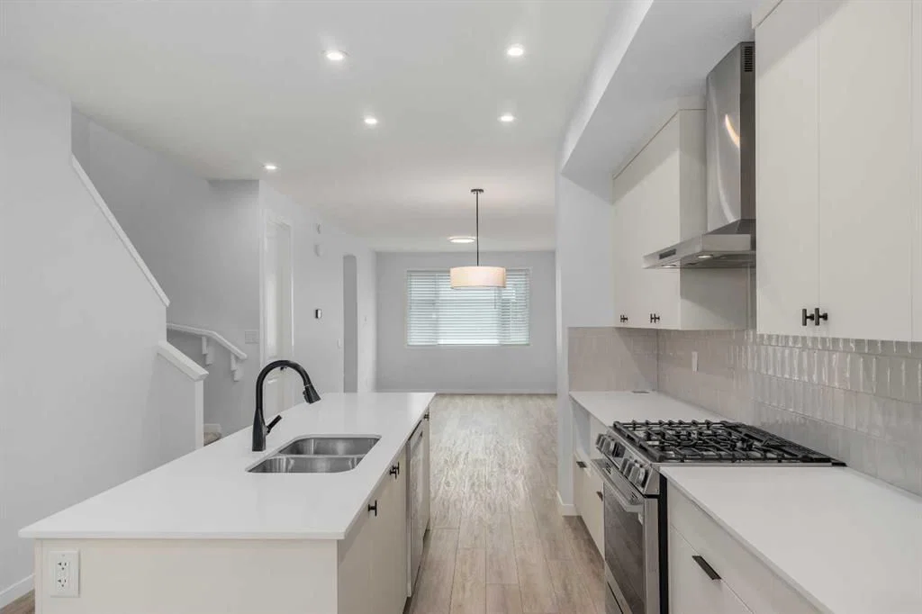 624 Rowmont Boulevard NW, Calgary — photo 4 of 38